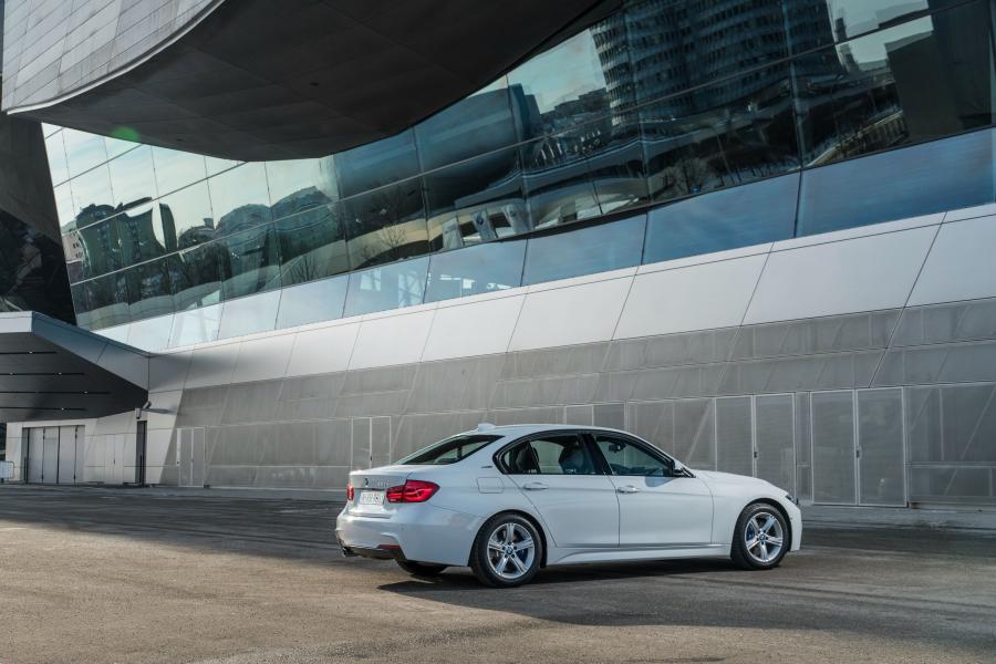  BMW 330e M Sport 2016 года  (фото 19 из 40)